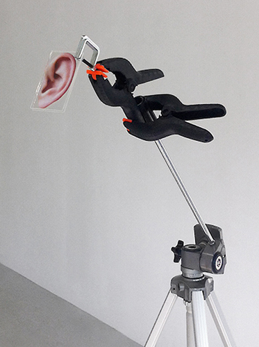 © katherina heil group show billytown time out of mind hörgestell tripod c-print installation